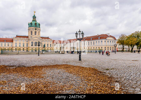 Schöner Blick auf die öffentlichen Gärten im Stadtteil Charlottenburg mit Herbstfarben und trockene Blätter, Berlin Deutschland Stockfoto