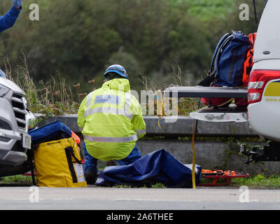 Küstenwache Mitglieder Hilfe Ambulanz und Polizei in einem Körper Erholung, Newquay Cornwall im Vereinigten Königreich Stockfoto