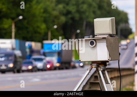 Mobile Blitzer Gerät arbeiten im Sommer tagsüber Straße mit selektiven Fokus Stockfoto