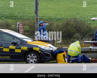 Küstenwache Mitglieder Hilfe Ambulanz und Polizei in einem Körper Erholung, Newquay Cornwall im Vereinigten Königreich Stockfoto