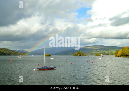 Regenbogen in Bowness-on-Windermere eine Stadt am Ufer des Lake District in Cumbria Stockfoto