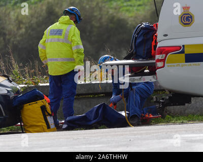 Küstenwache Mitglieder Hilfe Ambulanz und Polizei in einem Körper Erholung, Newquay Cornwall im Vereinigten Königreich Stockfoto