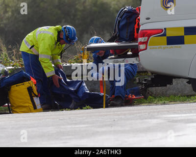 Küstenwache Mitglieder Hilfe Ambulanz und Polizei in einem Körper Erholung, Newquay Cornwall im Vereinigten Königreich Stockfoto