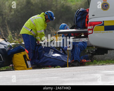 Küstenwache Mitglieder Hilfe Ambulanz und Polizei in einem Körper Erholung, Newquay Cornwall im Vereinigten Königreich Stockfoto