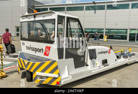 BRISTOL, England - AUGUST 2019: schleppfahrzeug mit dem Logo des Betreibers Swissport an den Flughafen Bristol. Stockfoto