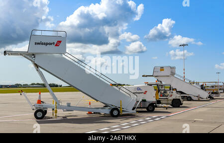 BRISTOL, England - AUGUST 2019: Airport Ground Handling Equipment durch spezialisierte Auftragnehmer Swissport in Bristol Flughafen betrieben. Stockfoto