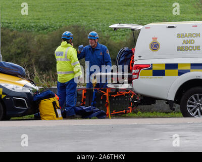 Küstenwache Mitglieder Hilfe Ambulanz und Polizei in einem Körper Erholung, Newquay Cornwall im Vereinigten Königreich Stockfoto