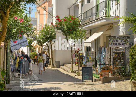 ANACAPRI, Capri, Italien - AUGUST 2019: Menschen in einer der engen Gassen der Stadt auf dem Hügel von Anacapri auf der Insel Capri. Stockfoto