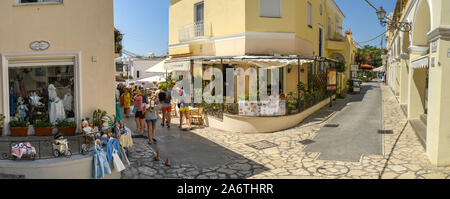 ANACAPRI, Capri, Italien - AUGUST 2019: Panoramablick auf engen Straßen in der Stadt auf dem Hügel von Anacapri auf der Insel Capri. Stockfoto