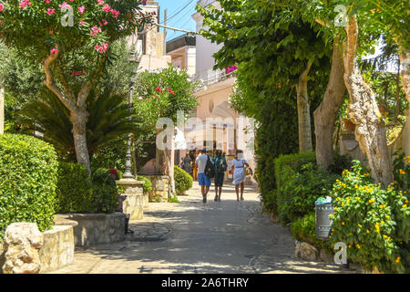 ANACAPRI, Capri, Italien - AUGUST 2019: Menschen in einer der engen Gassen der Stadt auf dem Hügel von Anacapri auf der Insel Capri. Stockfoto