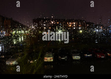 Fensterscheibe, Wasser fällt, Licht, im Freien Schuss, Regen, Nacht,  Beleuchtung, Fenster, Autofenster, Farbe, rot aufleuchtet Stockfotografie -  Alamy