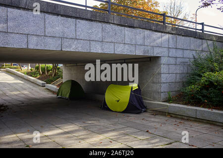 Obdachlose leben in Zelten unter einer Überführung im Zentrum von Milton Keynes, Bedfordshire Stockfoto