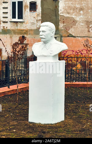 Oktober 26, 2019 Nischni Tagil, Gebiet Swerdlowsk, Russland. Büste von Joseph Stalin in den neuen Platz der sowjetischen Skulpturen auf dem Territorium des Museums Stockfoto