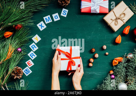 Neues Jahr Weihnachten Hintergrund Weihnachtsbaum Geschenke hand Spielzeug winter Stockfoto