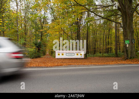 Fischbach, Deutschland. 28 Okt, 2019. Ein Fahrzeug an einem Banner hängen von zwei Bäumen und Sperrung der Eingang zu einem Wald im Sächsischen Fischbach in der Nähe von Bischofswerda. Auf den Banner können Sie lesen: top! Forstwirtschaft und Jagd Operationen! Lebensgefahr" mit dem Verweis auf die §§ 11, 13 SächsWaldG (Wald Gesetz für den Freistaat Sachsen) und Symbole mit Durchgestrichenen Auto, Fußgänger, Radfahrer und Reiter. (Fotografie mit lange Belichtung) Credit: Daniel Schäfer/dpa-Zentralbild/ZB/dpa/Alamy leben Nachrichten Stockfoto