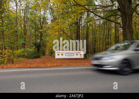 Fischbach, Deutschland. 28 Okt, 2019. Ein Fahrzeug an einem Banner hängen von zwei Bäumen und Sperrung der Eingang zu einem Wald im Sächsischen Fischbach in der Nähe von Bischofswerda. Auf den Banner können Sie lesen: top! Forstwirtschaft und Jagd Operationen! Lebensgefahr" mit dem Verweis auf die §§ 11, 13 SächsWaldG (Wald Gesetz für den Freistaat Sachsen) und Symbole mit Durchgestrichenen Auto, Fußgänger, Radfahrer und Reiter. (Fotografie mit lange Belichtung) Credit: Daniel Schäfer/dpa-Zentralbild/ZB/dpa/Alamy leben Nachrichten Stockfoto