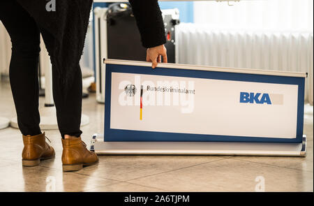 Wiesbaden, Deutschland. 28 Okt, 2019. Ein BKA-Mitarbeiter können Sie die 'Rollup". Credit: Andreas Arnold/dpa/Alamy leben Nachrichten Stockfoto