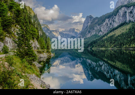 Eine spektakuläre Aussicht auf den Dachstein steigende hinter dem Berg lake Gosau verfestigt sich zu einem der Top Reiseziele im Salzkammergut. Stockfoto