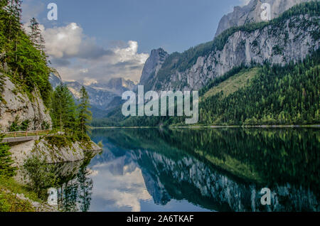 Eine spektakuläre Aussicht auf den Dachstein steigende hinter dem Berg lake Gosau verfestigt sich zu einem der Top Reiseziele im Salzkammergut. Stockfoto