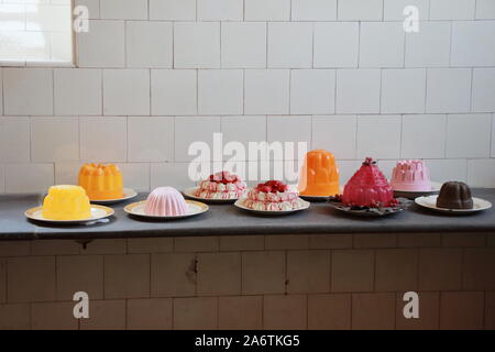 Verschiedene englische Gelee und Pudding Desserts in einem Gebäude aus dem 19. Jahrhundert Küche. Old English Manor. Stockfoto