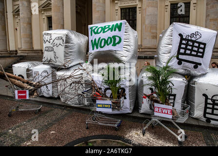 Berlin, Deutschland. 24 Okt, 2019. Mitglieder der Umweltschutzorganisation Robin Wood haben Shopping Carts mit Zeichen der großen Einzelhandelsketten nicht weit von einem Hotel am Gendarmenmarkt. Die Mitglieder des Consumer Goods Forum (CGF), einer Vereinigung von großen Handelsketten und Unternehmen, Treffen im Hotel. In den Augen von Robin Wood, die Handelsketten und Unternehmen leisten durch ihre Unternehmen auf die Vernichtung des Regenwaldes. Credit: Paul Zinken/dpa/Alamy leben Nachrichten Stockfoto