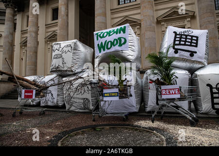 Berlin, Deutschland. 24 Okt, 2019. Mitglieder der Umweltschutzorganisation Robin Wood haben Shopping Carts mit Zeichen der großen Einzelhandelsketten nicht weit von einem Hotel am Gendarmenmarkt. Die Mitglieder des Consumer Goods Forum (CGF), einer Vereinigung von großen Handelsketten und Unternehmen, Treffen im Hotel. In den Augen von Robin Wood, die Handelsketten und Unternehmen leisten durch ihre Unternehmen auf die Vernichtung des Regenwaldes. Credit: Paul Zinken/dpa/Alamy leben Nachrichten Stockfoto