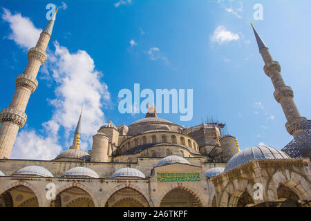 Die historische Sultan Ahmet Moschee aus dem 17. Jahrhundert, auch als die Blaue Moschee in Istanbul, Türkei bekannt Stockfoto