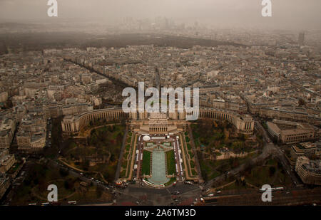 Trocadero Gärten und Chaillot Burg Hohen Aussicht vom Eiffelturm - Neblig trübe Tag in Paris, Frankreich - Französisch Tourismus und Ansichten der wichtigsten Pariser m Stockfoto