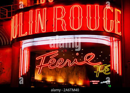 Frontale Ansicht von leuchtreklamen von Moulin Rouge in Paris, Frankreich, bei Nacht - Rot Leuchtstoffröhre Buchstaben - Horizontale schoss der wichtigsten Theater ent Stockfoto