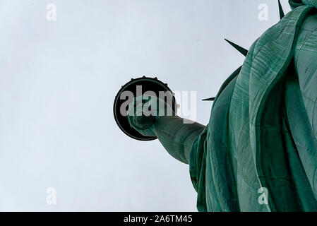 USA, New York - Mai 2019: Freiheitsstatue, Liberty Island, Fackel von unten Stockfoto