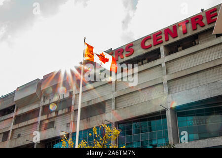 Toronto, Ontario, Kanada - 23. SEPTEMBER 2019: Tagesansicht des Rogers Center in der Rogers Center Gebäude, mit einem fliegenden Kanadischen Flagge vor Stockfoto