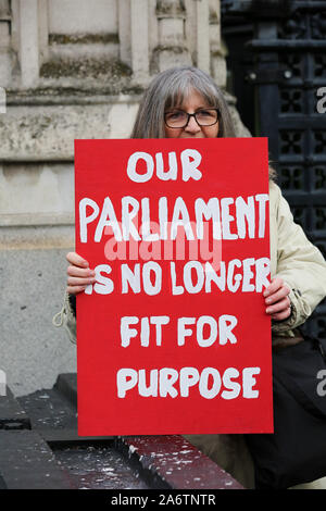 Westminster, London, Großbritannien, 28. Oktober 2019 - eine Brexit Demonstrant hält' UNSER PARLAMENT NICHT MEHR FÜR DEN VORGESEHENEN ZWECK" Zeichen in Westminster am Tag der EU-Erweiterung Brexit bis zum 31. Januar 2020 gewährt. Credit: Dinendra Haria/Alamy leben Nachrichten Stockfoto