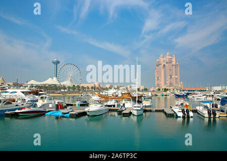 Abu Dhabi Marina mit einigen ikonischen Wahrzeichen der Stadt im Hintergrund, Vereinigte Arabische Emirate. Stockfoto