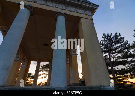 Husarentempel Mödling: Gebäude, Naturpark Föhrenberge in Österreich, Steiermark, Niederösterreich, Wienerwald, Wienerwald Stockfoto