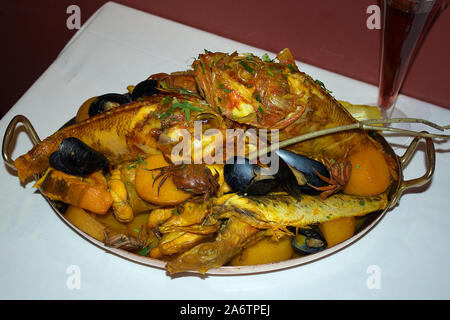 Teller bouillabaisse in Le Miramar Restaurant, Old Port, Marseille, Frankreich Stockfoto