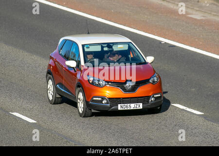 2016 Renault Captur Dynamique S NAV TC; Großbritannien Verkehr, Transport, moderne Fahrzeuge, Limousinen, Süd - auf die 3 spurige Autobahn M6 Autobahn gebunden. Stockfoto