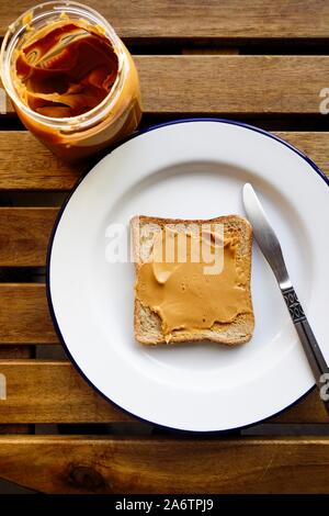 Erdnußbutter auf Braun Grunchy Toast Stockfoto