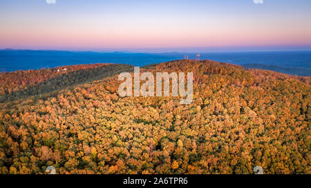 Schöne Antenne Sonnenuntergang in Georgien Berge an der Stadt von Jasper im Herbst Stockfoto