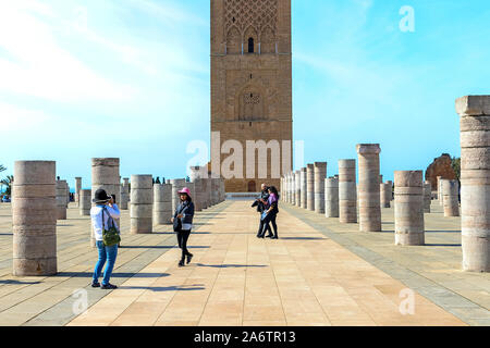 Blick auf den Platz mit Ruinen und der Hassan Turm gegen den blauen Himmel. Traditionelle arabische Architektur Rabat, Marokko 22.04.2019 Stockfoto