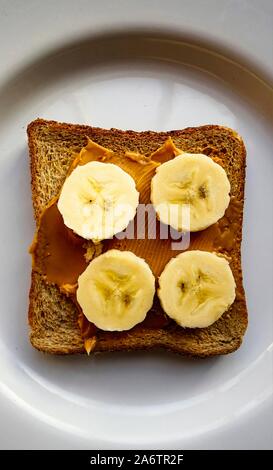 Liced Banane und Erdnußbutter auf Vollkorn Toast Stockfoto