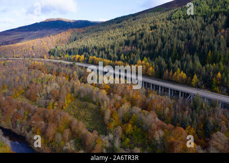 Verkehrskorridor durch den Pass von Killiecrankie in Perthshire, Schottland, Großbritannien. River Garry nach links Hauptbahnhof, B 8079 und erhöhte Abschnitt von Dual carrigeway 9 nach rechts. Stockfoto