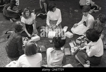 1964, historisch, mehrere junge Frauen, neue Universitätsstudenten sitzen auf dem Gras auf dem Campus der University of Southern California (USC), Los Angeles, Kalifornien, USA. Stockfoto