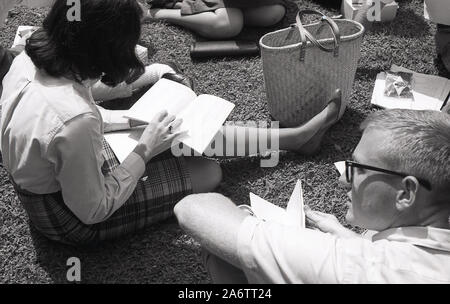 1964, historische, neue Universitätsstudenten sitzen auf dem Gras auf dem Campus der University of California (USC), Los Angeles. Kalifornien, USA. Stockfoto