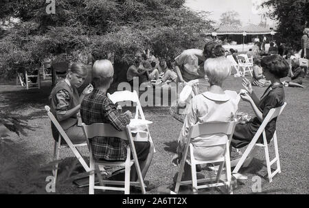 1964, historische Studenten, die draußen auf dem Campus der University of Southern California (USC), Los Angeles, Kalifornien, USA sitzen. Stockfoto