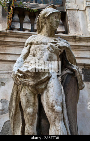 Skulptur im Hof des Conservatorio di Musica Benedetto Marcello di Venezia, ein Konservatorium in Venedig, Italien, benannt nach dem Komponisten Benedetto Ma Stockfoto