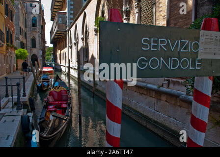 Venedig, Italien: Ausgangspunkt einer venezianischen Gondel. Gondel service touristische Reisen Menschen Rund um Venedig in Italien Stockfoto