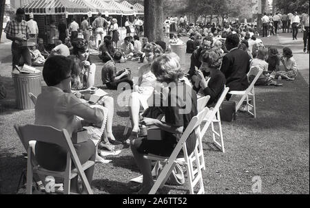 1964, historische Studenten, die draußen auf dem Campus der University of Southern California (USC), Los Angeles, Kalifornien, USA sitzen. Stockfoto