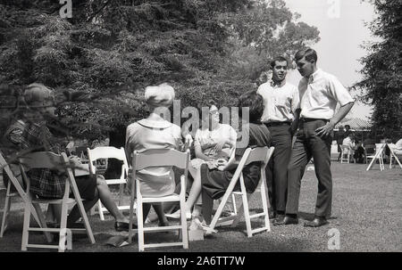 1964, historische, neue Studenten, Studenten, Studenten, sprechen draußen auf dem Campus, University of Souhern California (USC), Los Angeles, Kalifornien, USA. Stockfoto