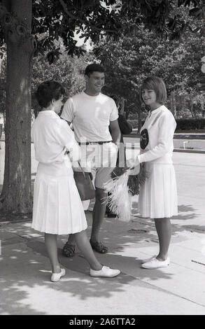 1964, historische, neue Universitätsstudenten sprechen außerhalb des Campus der University of Southern California (USC), Los Angeles, Kalifornien, USA. Stockfoto