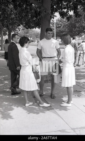 1964, historische, neue Universitätsstudenten sprechen außerhalb des Campus der University of Southern California (USC), Los Angeles, Kalifornien, USA. Stockfoto